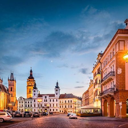 Modern Family Apt. With Central Square Entrance Hradec Králové Exterior foto