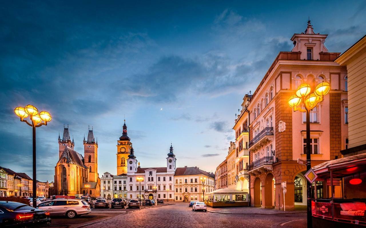 Modern Family Apt. With Central Square Entrance Hradec Králové Exterior foto
